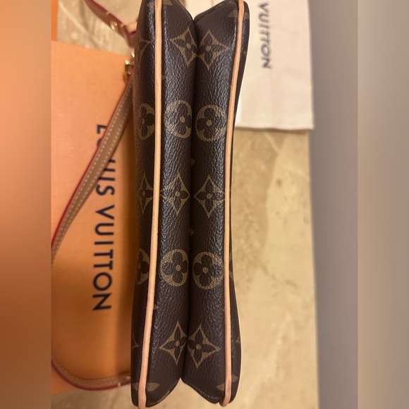 Louis Vuitton Pochette Liv - Picture 13 of 16